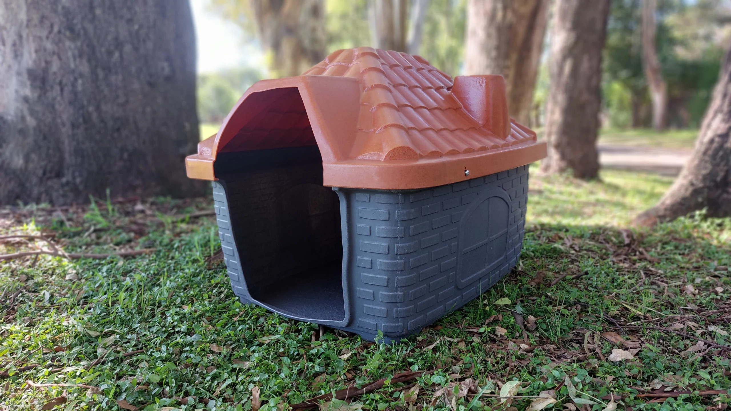 Cucha de perro estilo Kennel color ladrillo de Greenmolding