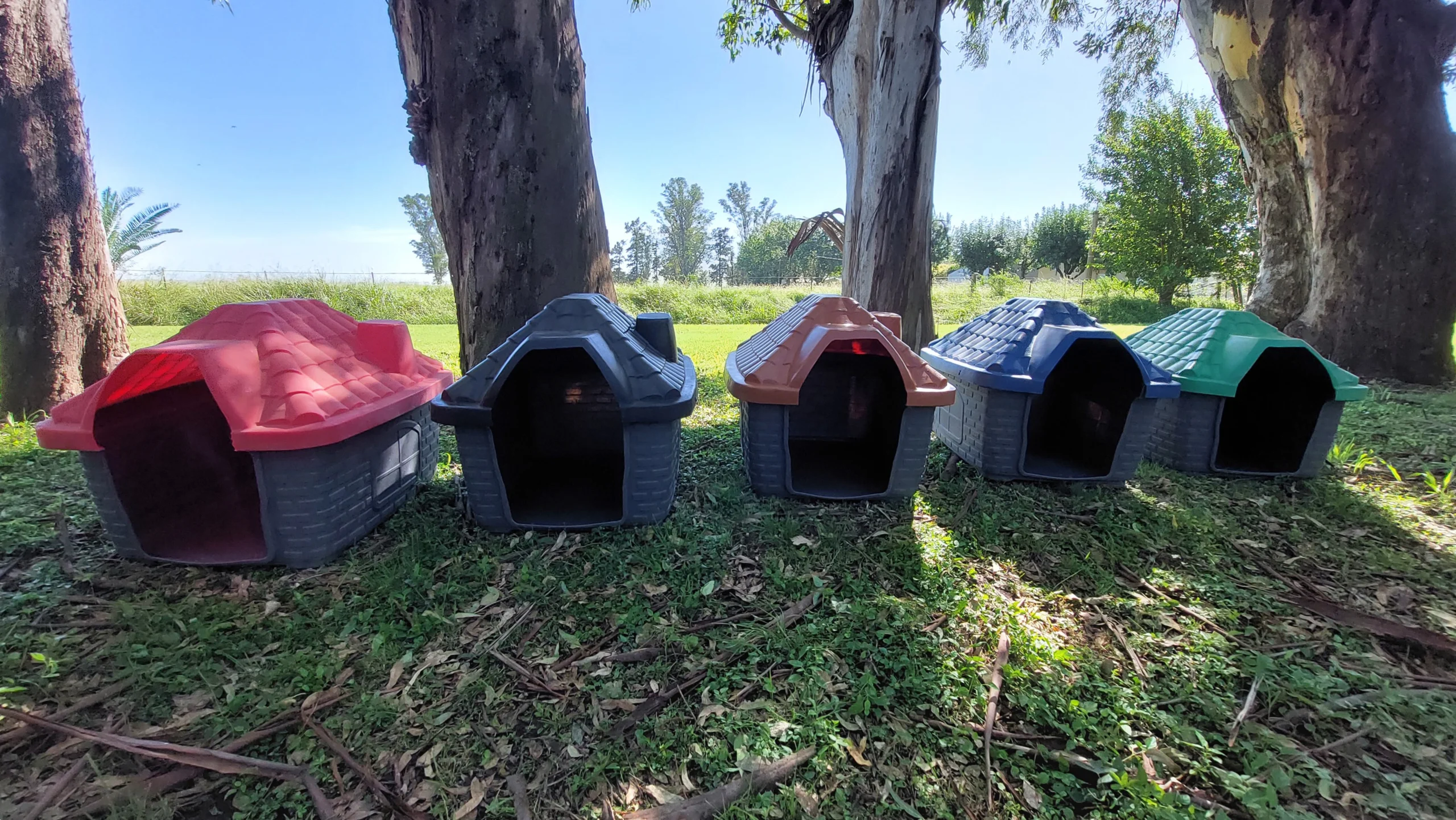 Varias cuchas para mascotas hechas con plástico rotomoldeado
